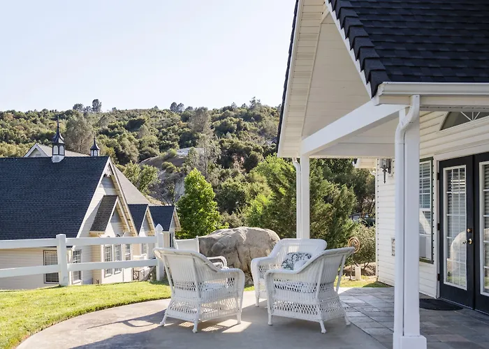 B&B only: Hounds Tooth Inn